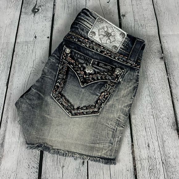 ⭐️ Flash Sale⭐️ Miss Me Signature Jean Shorts - Picture 1 of 6